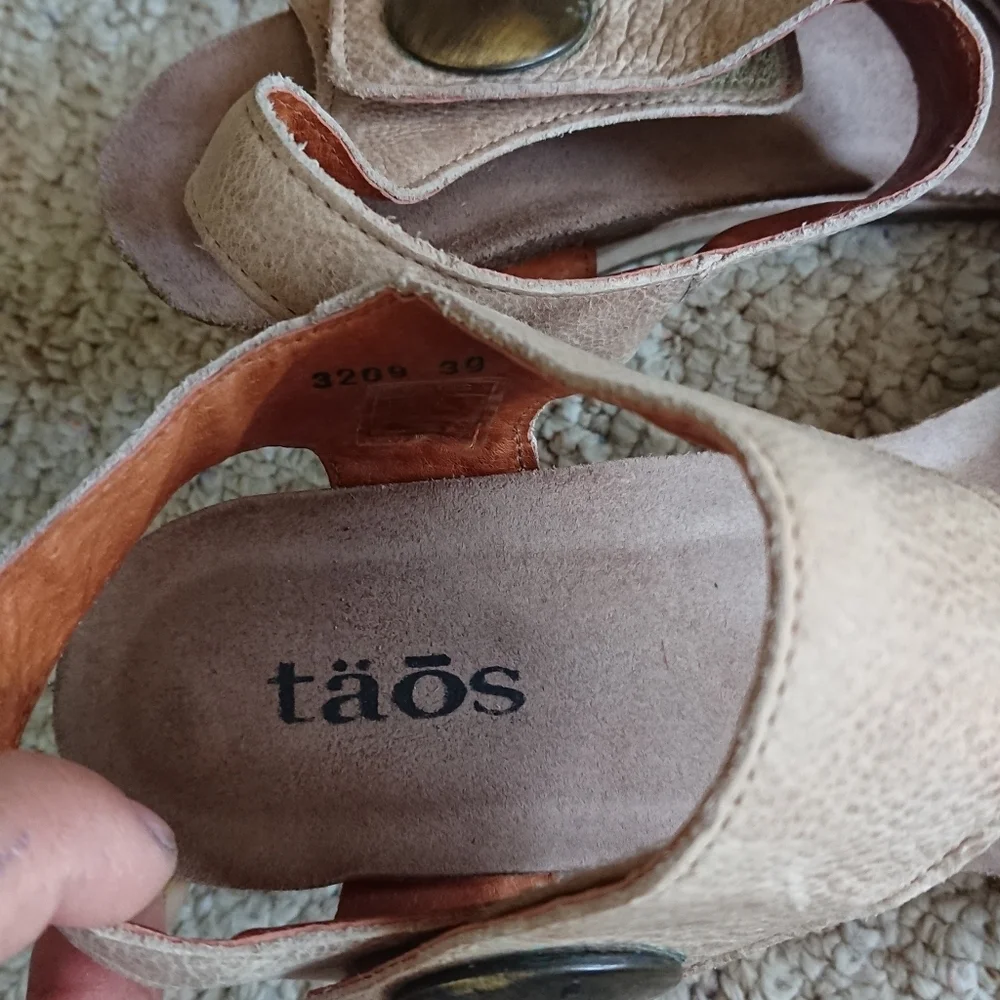 Taos Footwear the Carousel 3 Leather Ornamented Wedge Sandals size 8.5